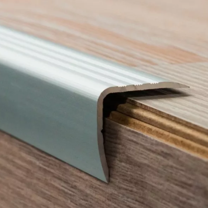 NARIZ DE ESCALON, COLOR ANOD. PLATA POR 2.85 MTL